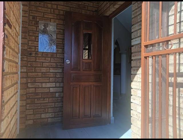 3 BEDROOM TOWNHOUSE FOR SALE IN EIKE PARK